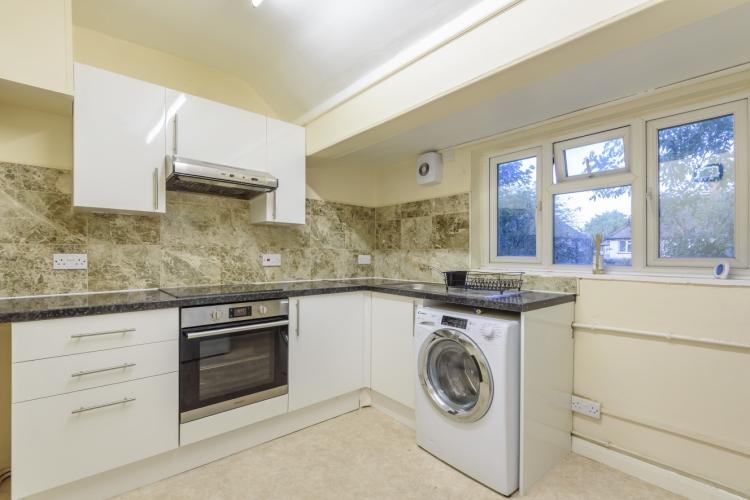 Uxbridge Road Hayes UB4 2 bed flat £1,200 pcm (£277 pw)