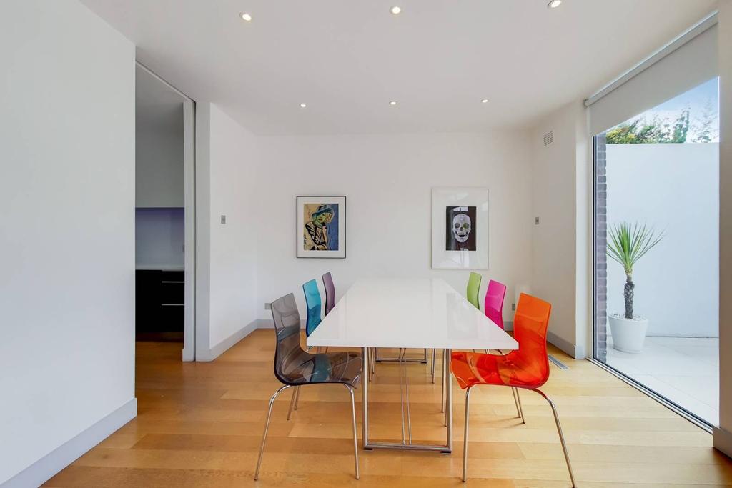 Tollgate Drive, Dulwich Village... 4 bed bungalow £5,500 pcm (£1,269 pw)