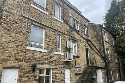 3 bedroom flat to rent, Main Street, Wilsden BD15