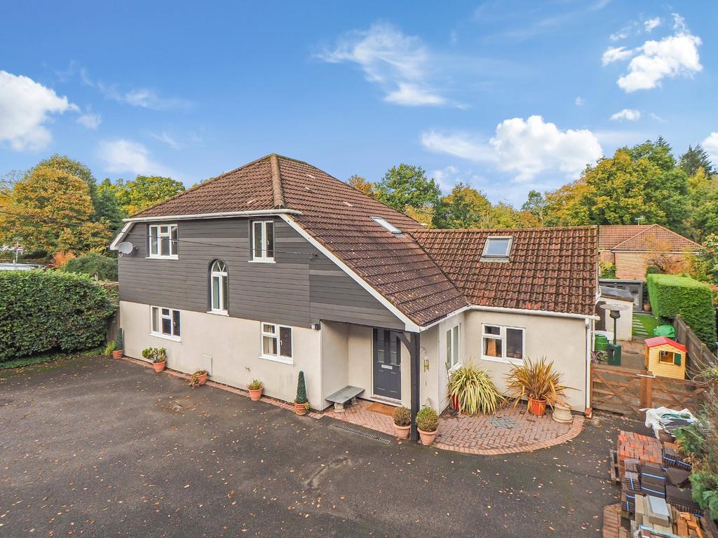 Winchester Road, Four Marks, Alton, Hampshire 5 bed detached house for