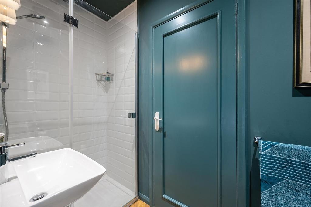 12 Ensuite 2.jpg