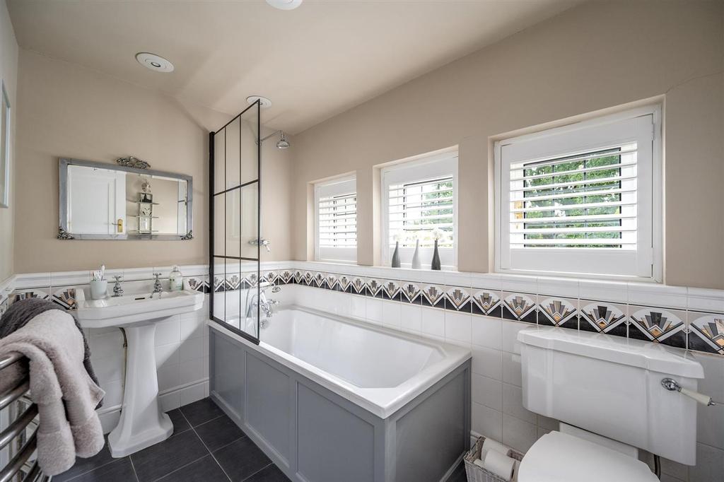11 Bathroom.jpg