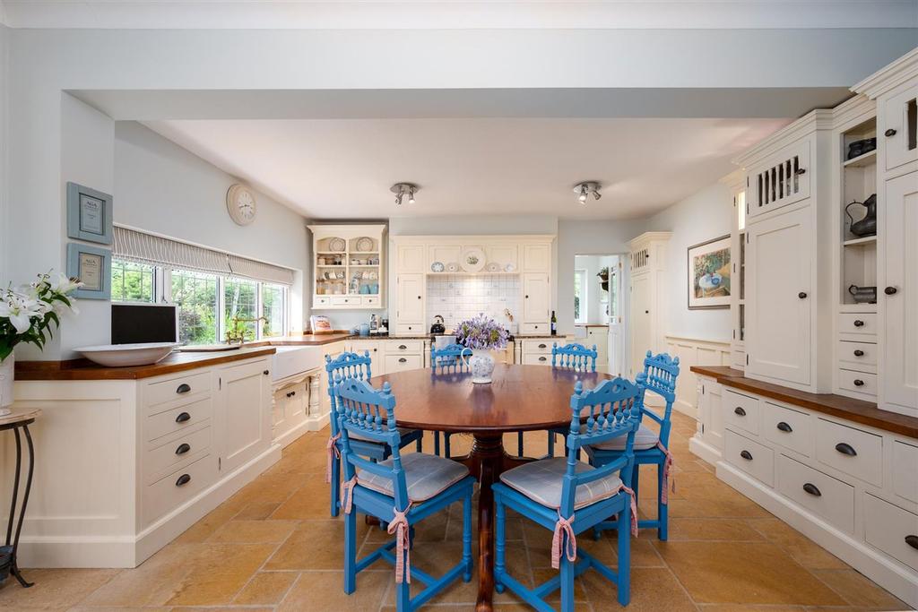 5 Kitchen.jpg