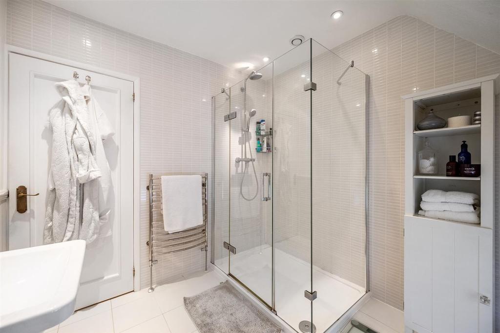 9 Ensuite 1.jpg