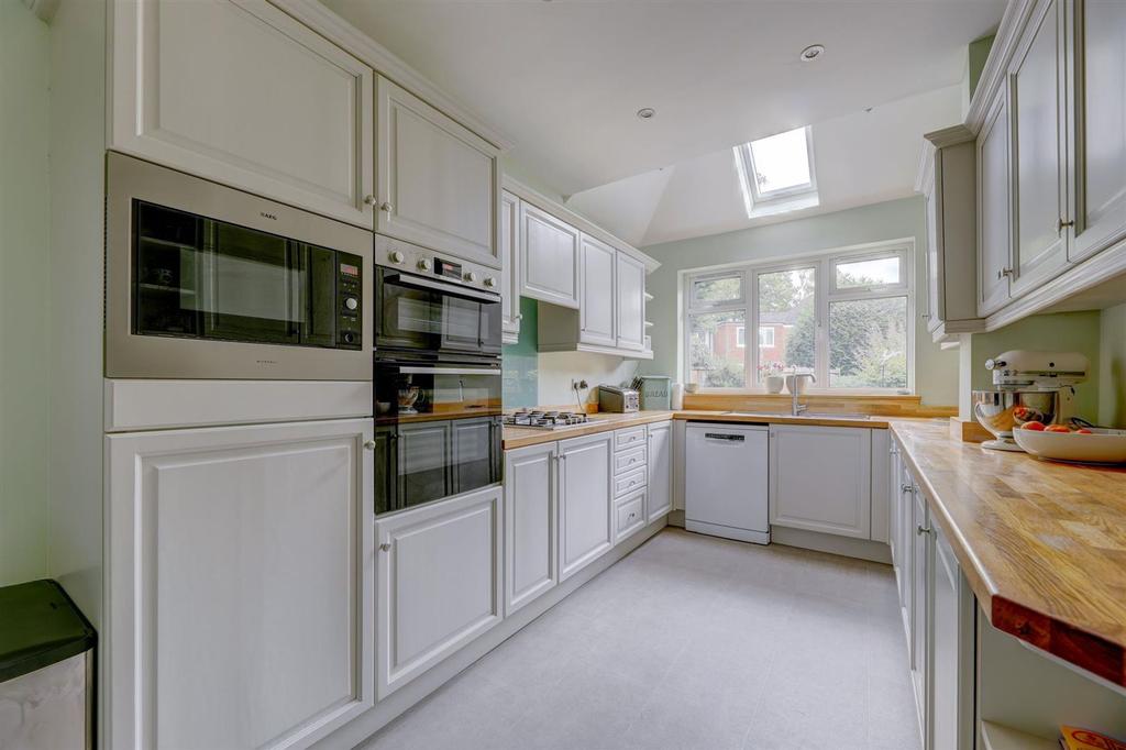 6. Kitchen.jpg