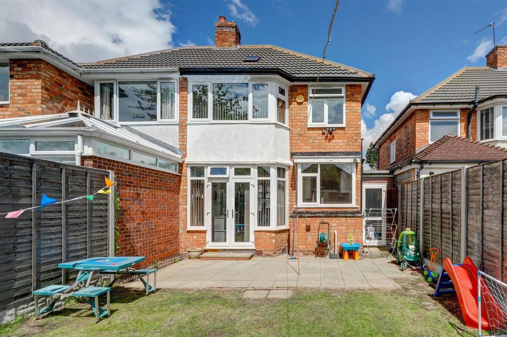 Wellsford Avenue, Solihull, B92 3 bed semidetached house £285,000