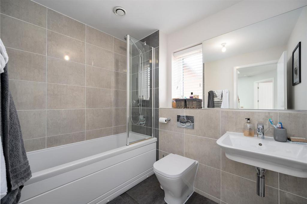 15 Bathroom.jpg