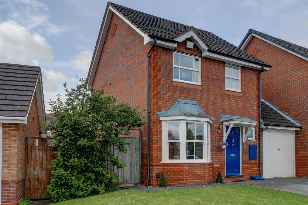 Alderton Close, Solihull, B91 3 bed link detached house £475,000
