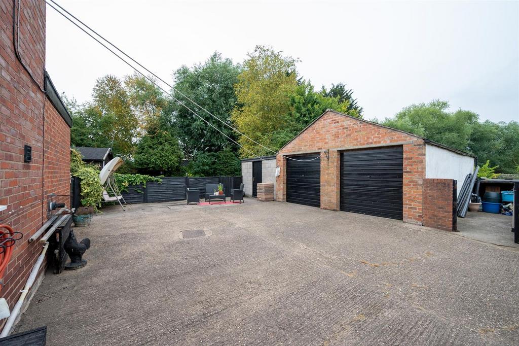 17 - Garage.jpg