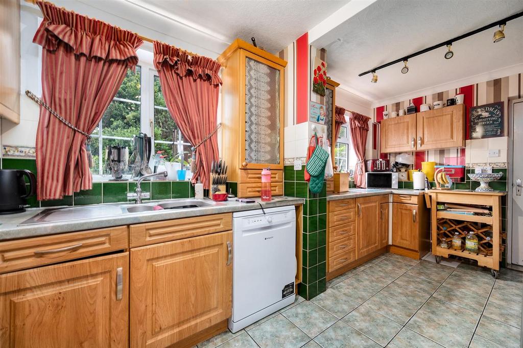 11 - Kitchen.jpg