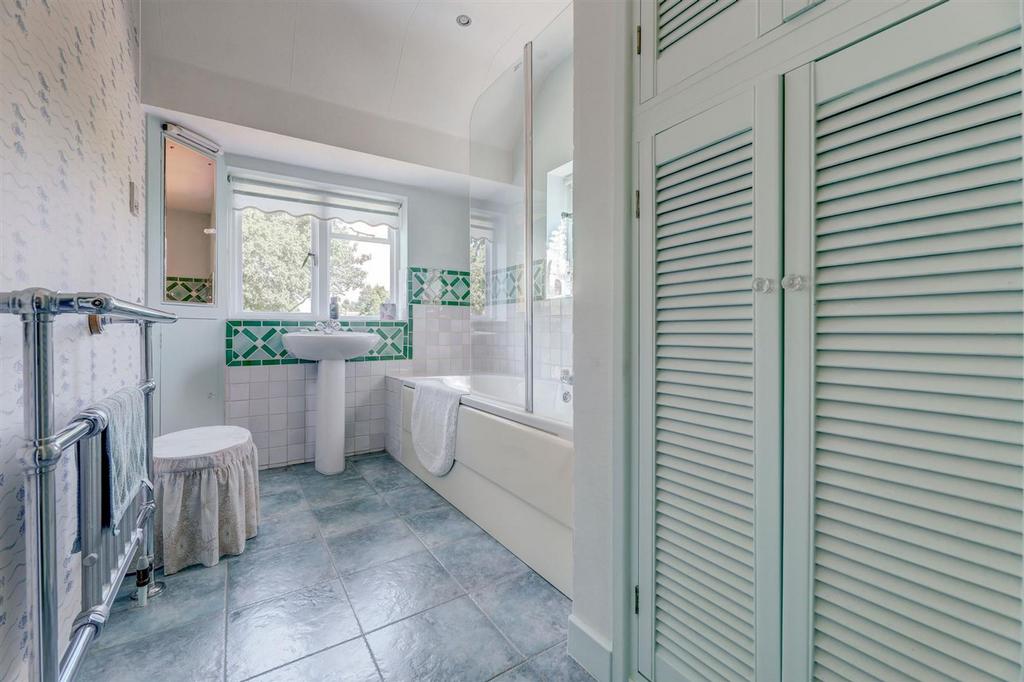 15 Bathroom.jpg