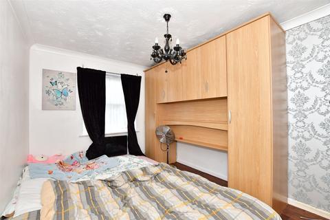 2 bedroom flat for sale - Cross Road, Chadwell Heath, Romford, Essex