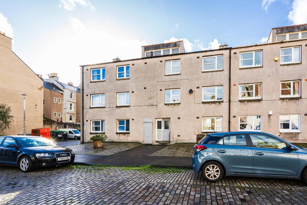 9/4 Newhaven Main Street, Edinburgh... 2 bed flat £190,000