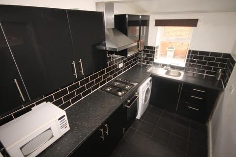 6 bedroom terraced house to rent, Lucas Place, Woodhouse, Leeds, LS6 2JB