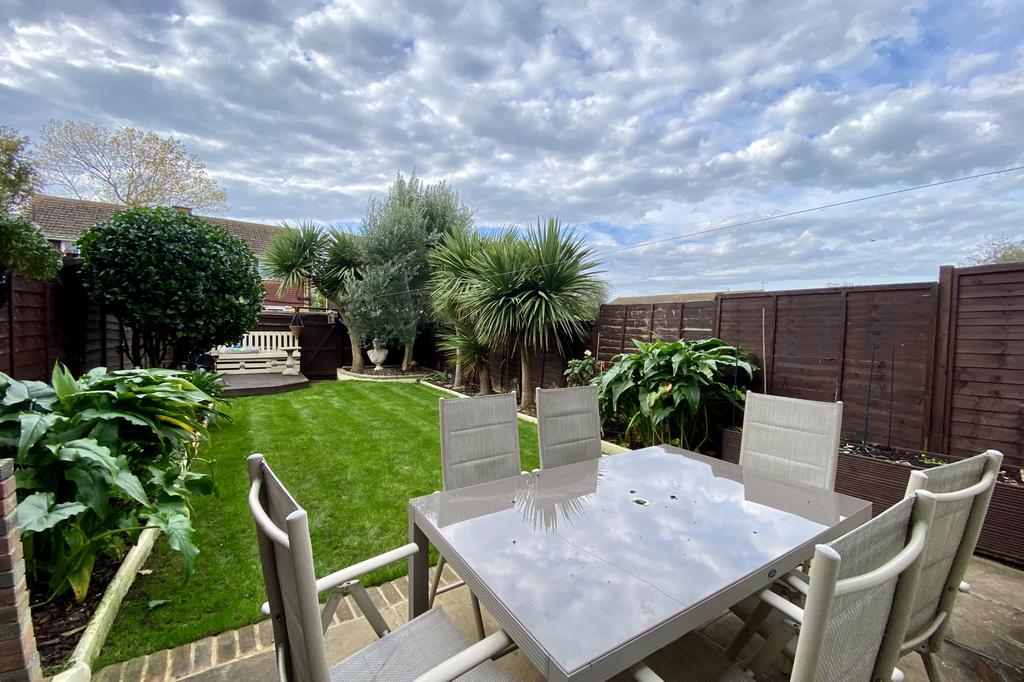 Gainsborough Crescent, Eastbourne, East Sussex, BN23 3 bed end of