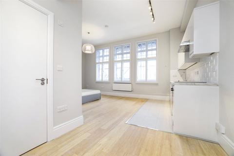 Studio to rent, Egerton Gardens, Knightsbridge, London, SW3