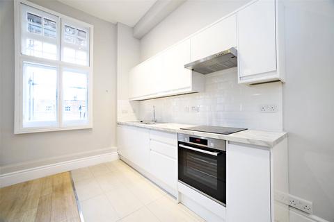 Studio to rent, Egerton Gardens, Knightsbridge, London, SW3