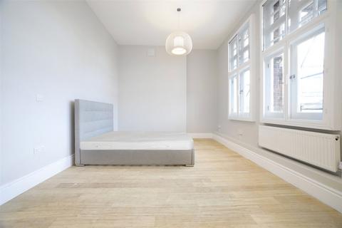 Studio to rent, Egerton Gardens, Knightsbridge, London, SW3