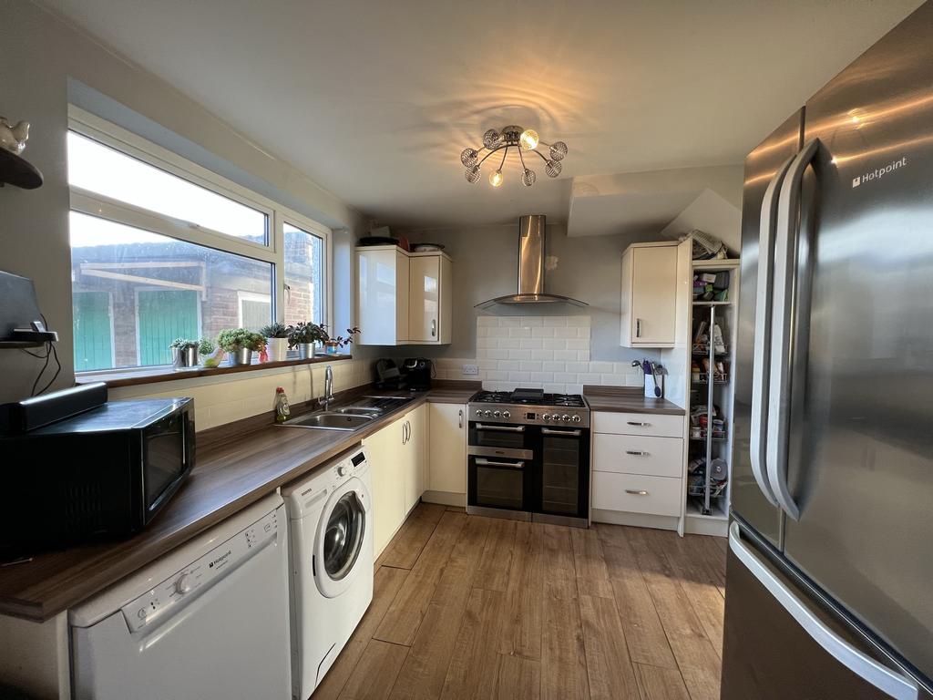 Robin Close, Romford RM5 3 bed semidetached house for sale £400,000