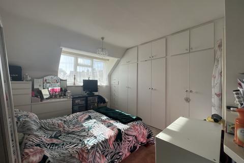 18 Robin Close, Romford, RM5 3UJ