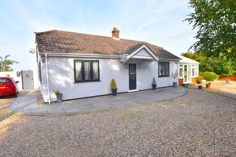 3 bedroom detached bungalow to rent, Gransmore Green, Felsted