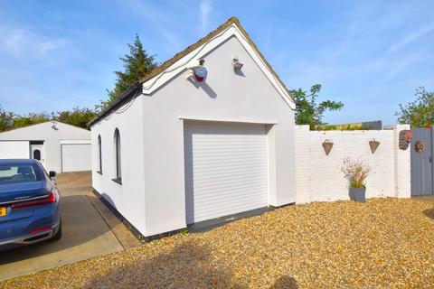 3 bedroom detached bungalow to rent, Gransmore Green, Felsted