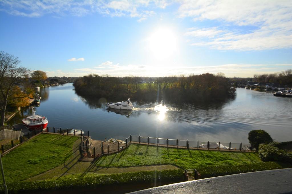 Russell Road, Shepperton, Middlesex 3 bed penthouse £2,250 pcm (£519 pw)