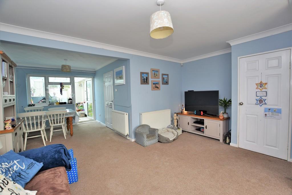 Birch Avenue, Great Bentley CO7 8LL 3 bed semidetached house £300,000