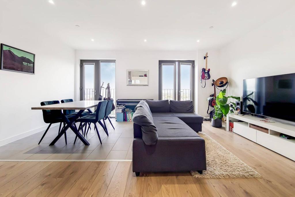 Galley House, Gallions Reach, London, E16 1 bed flat for sale £350,000