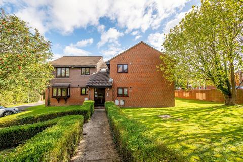 1 bedroom flat for sale, Barnwood Close, Guildford, GU2