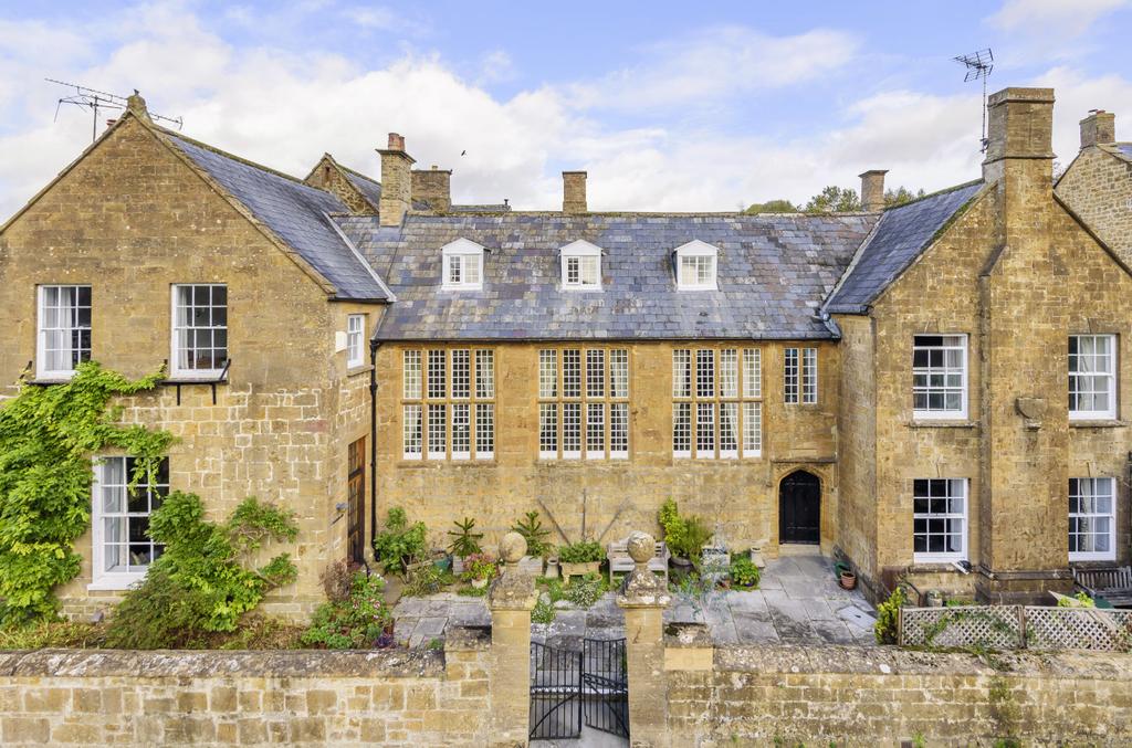 Church Walk, Ilminster, Somerset, TA19 3 bed terraced house £500,000