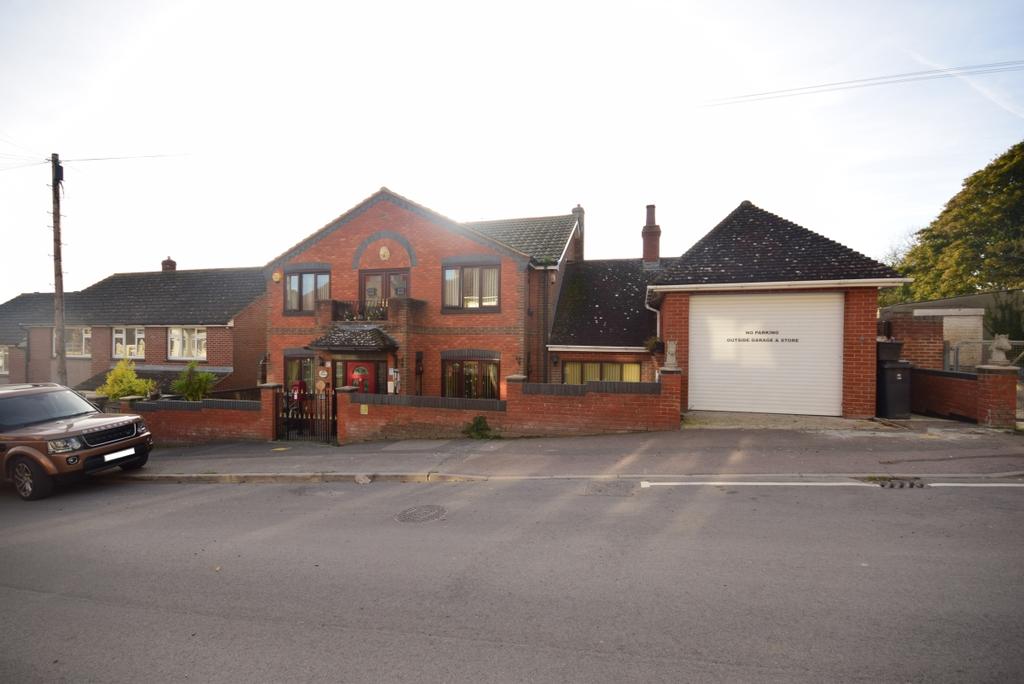Astley Avenue Dover CT16 5 bed detached house £2,500 pcm (£577 pw)