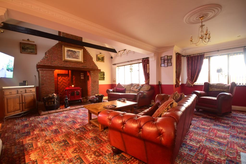 Astley Avenue Dover CT16 5 bed detached house £2,500 pcm (£577 pw)