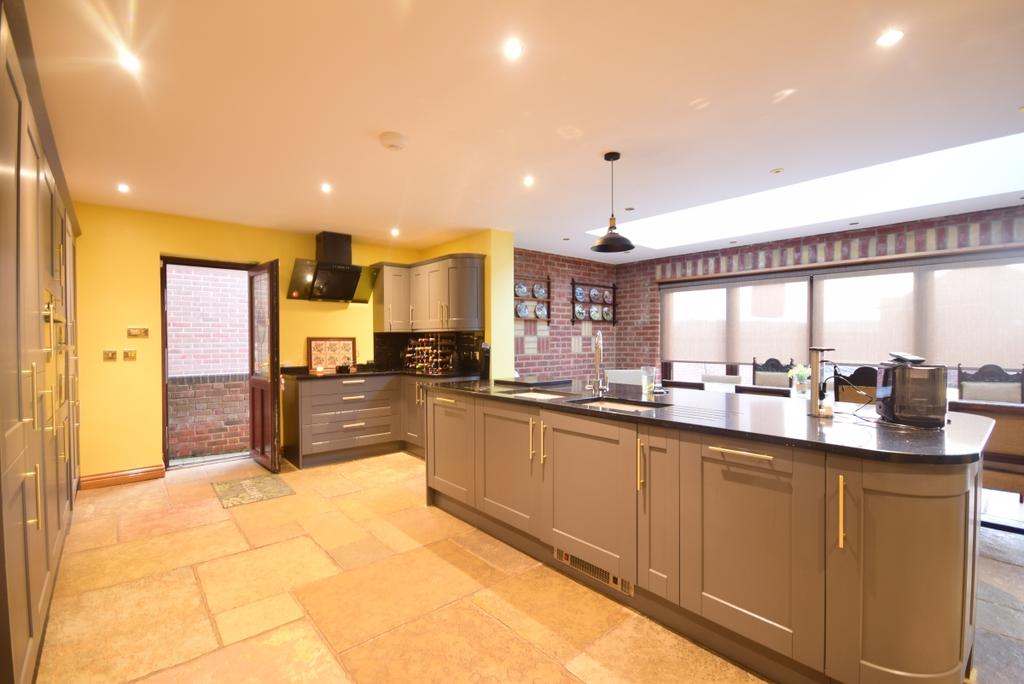 Astley Avenue Dover CT16 5 bed detached house £2,500 pcm (£577 pw)