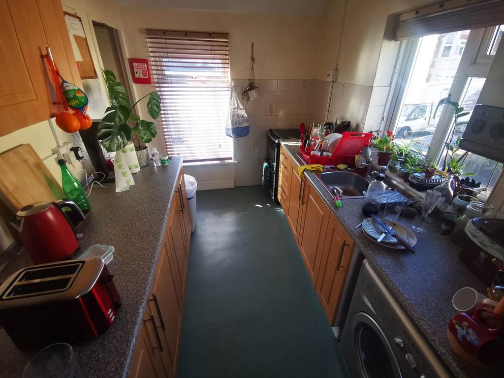 Llantrisant Street, First Floor Flat, Cathays, Cardiff 2 bed house £