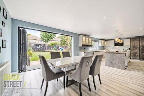 8 Manor Crescent, Hornchurch, RM11 2EH