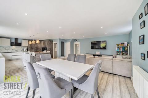 8 Manor Crescent, Hornchurch, RM11 2EH