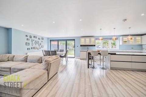8 Manor Crescent, Hornchurch, RM11 2EH