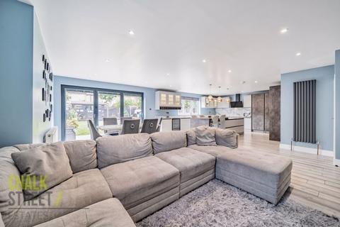 8 Manor Crescent, Hornchurch, RM11 2EH