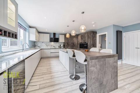 8 Manor Crescent, Hornchurch, RM11 2EH