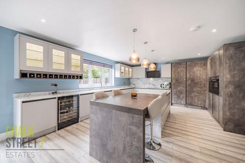 8 Manor Crescent, Hornchurch, RM11 2EH