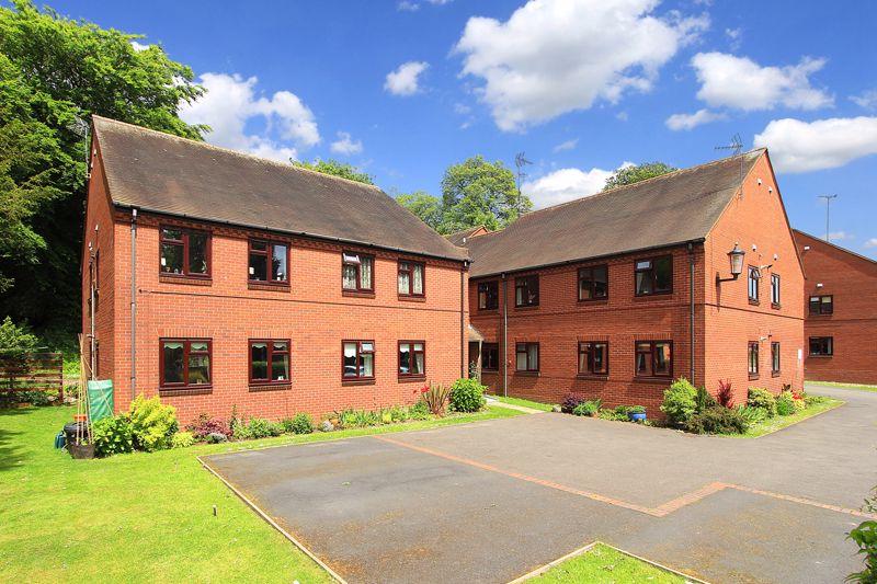 WOMBOURNE, High Street 2 bed apartment £105,000