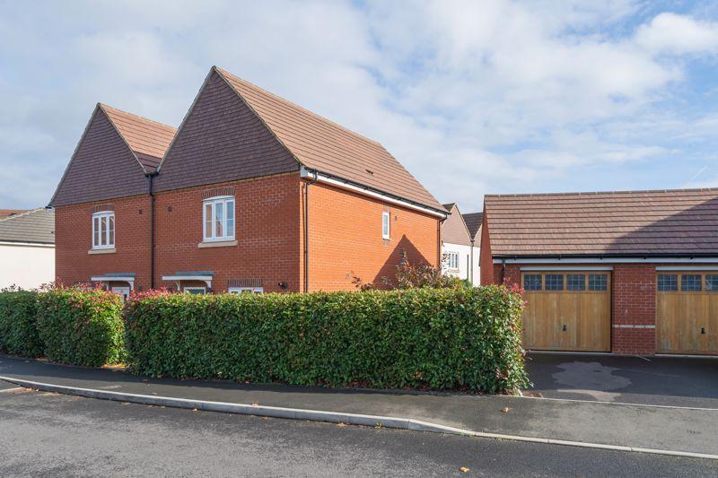 Whittington Crescent, Wantage 3 bed semidetached house £375,000