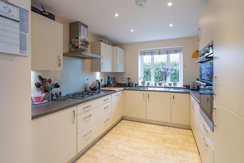 Whittington Crescent, Wantage 3 bed semidetached house £375,000