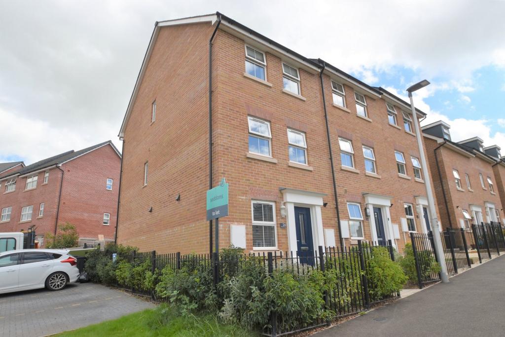 Enterprise Avenue, Tiverton, Devon, EX16 3 bed terraced house £1,300