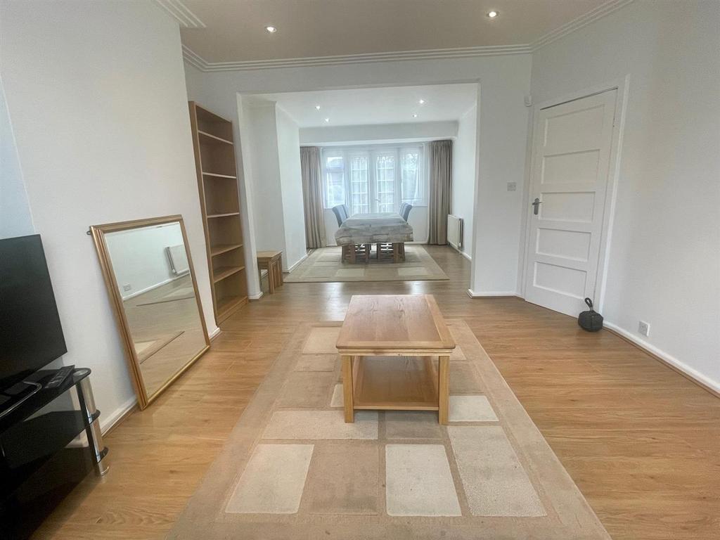 Wolstonbury, Woodside Park 3 bed semidetached house £2,850 pcm (£658 pw)