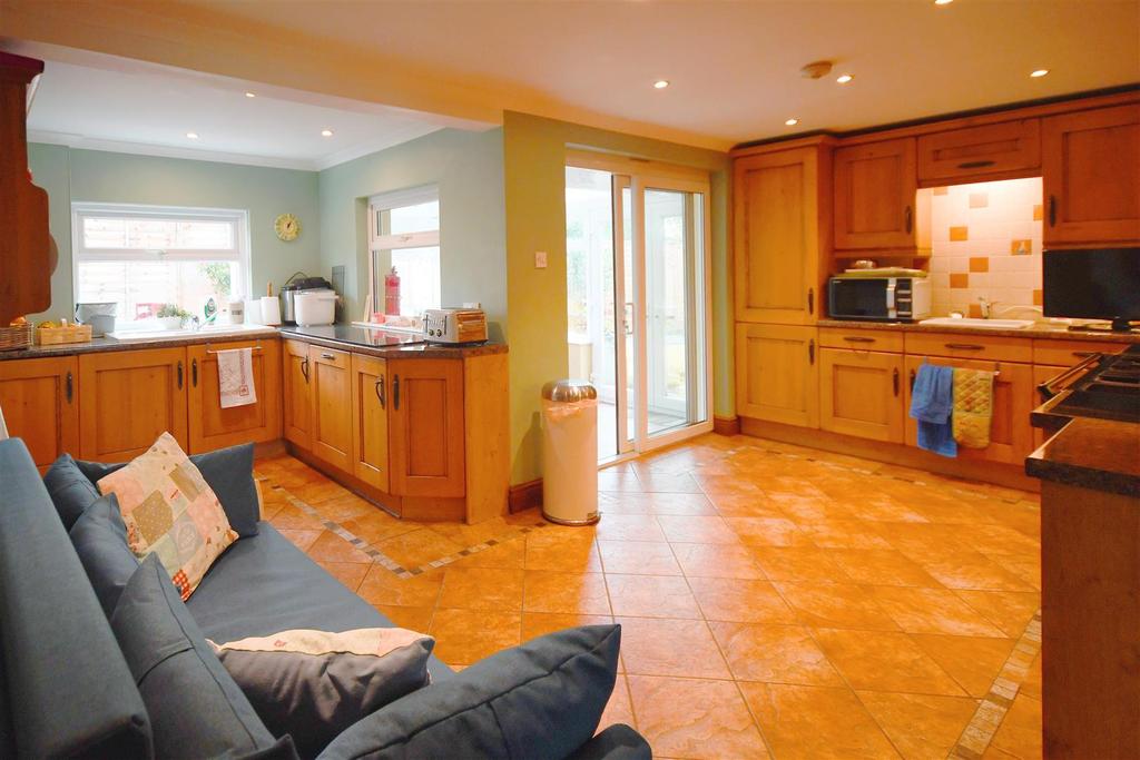 Kitchen 2.jpg