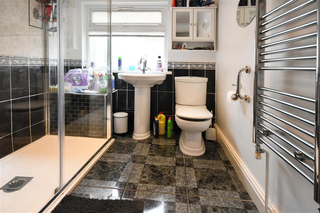 Second en-suite.jpg