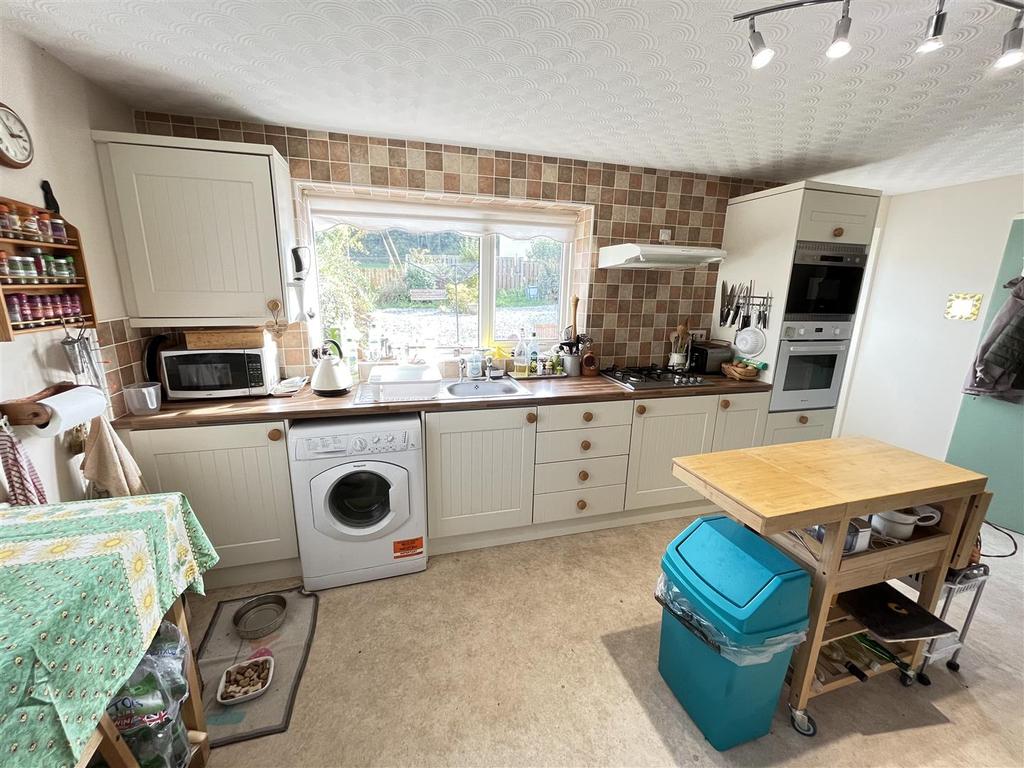 Llanrhystud 3 bed detached bungalow £320,000