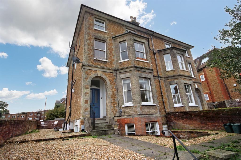 Epsom Road, Guildford 2 bed flat £1,500 pcm (£346 pw)
